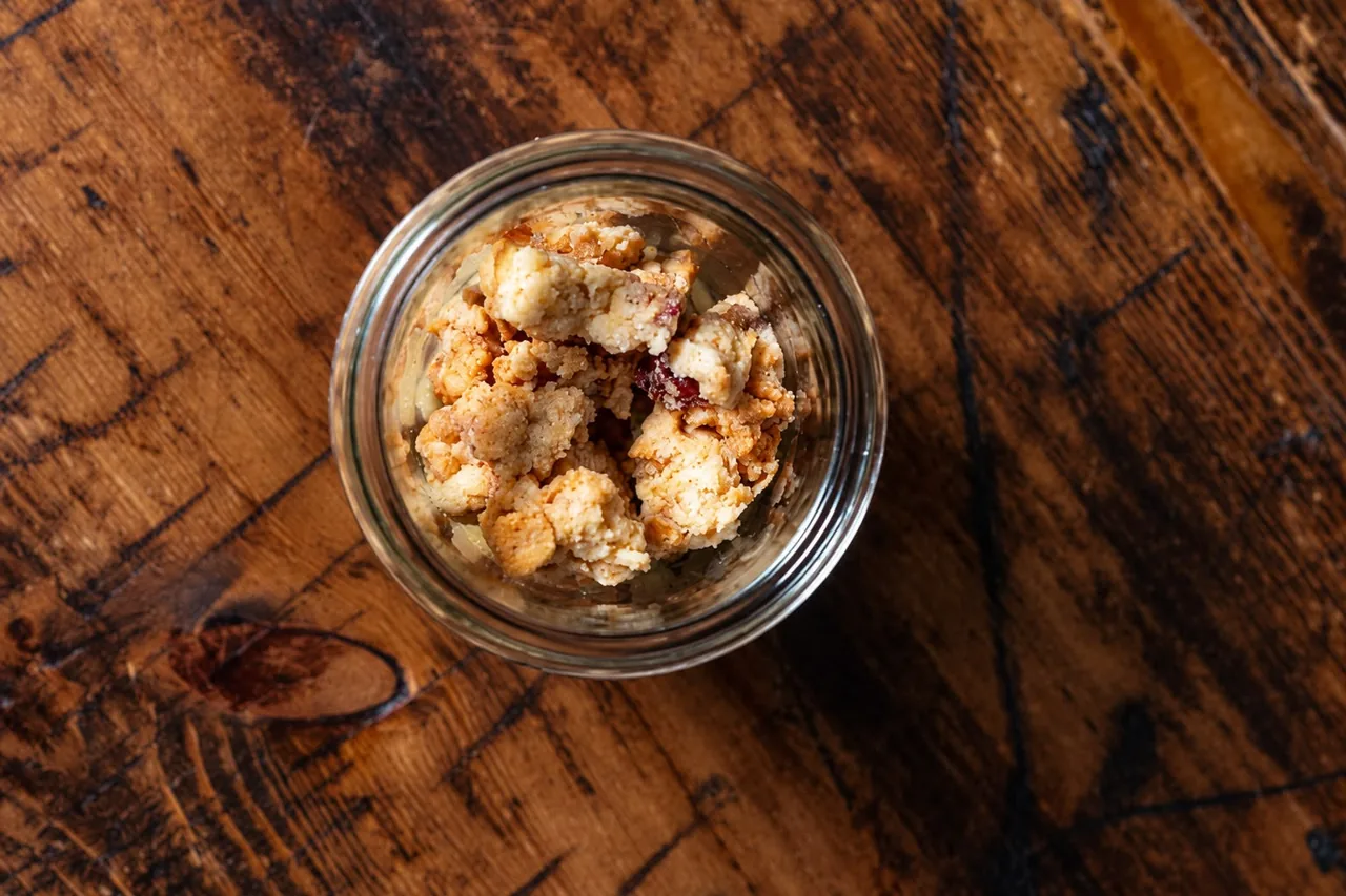 Goldene Crumble-Streusel im Glas von oben